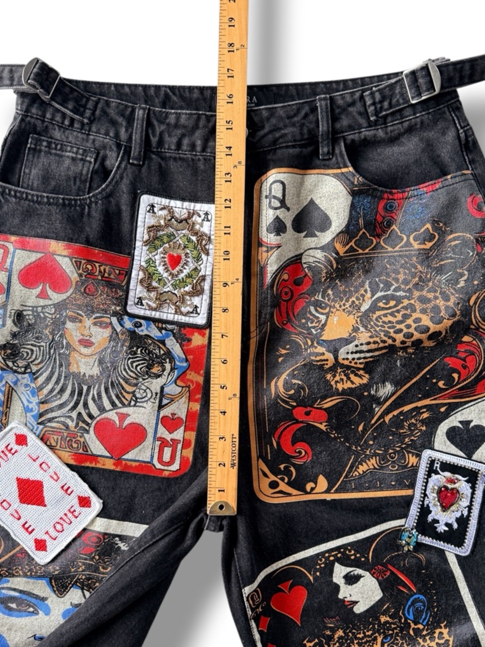 Akira RARE Queen Of Hearts Printed & Embellished Denim Jeans Pants Size 33/17 - Picture 11 of 15